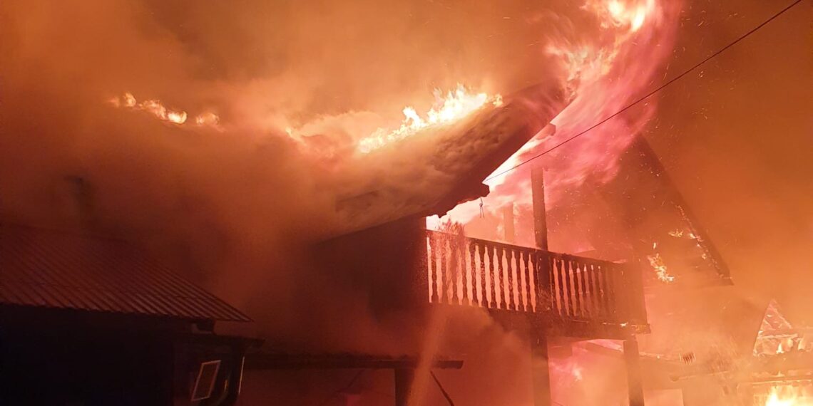 FOTO Incendiu la o gospodărie din Stulpicani, din cauza unui scurtcircuit