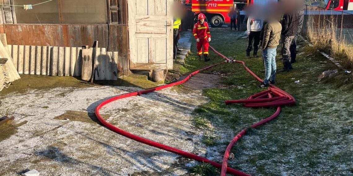 Tragedie în Sucevița, din cauza unei țigări nestinse. Un bărbat a fost găsit carbonizat într-o casă din Voievodeasa