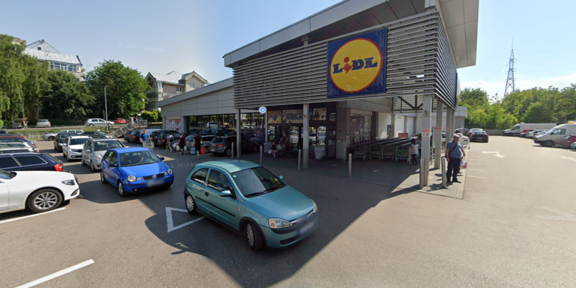 Un bărbat a încercat să fure o sticlă de lichior și pastile cu vitamina C și propolis din magazinul Lidl din zona Obcini