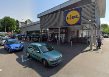 Un bărbat a încercat să fure o sticlă de lichior și pastile cu vitamina C și propolis din magazinul Lidl din zona Obcini