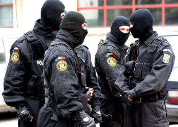 Patru sălbatici din Slatina au fost reținuți pentru 24 de ore după ce l-au bătut pe un bărbat și l-au amenințat de față cu polițiștii. Luptătorii SAS au intervenit pentru a calma spiritele