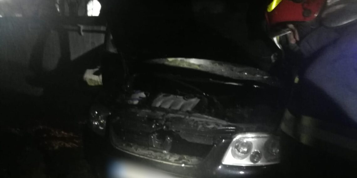 Încă un autoturism incendiat intenționat în județul Suceava. O mână criminală a dat foc unui autoturism din Horodniceni, în a treia zi de Crăciun