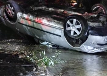 O șoferiță începătoare din Caraș-Severin s-a răsturnat cu mașina într-un pârâu din Sadova, după ce a apăsat pedala de accelerație din greșeală