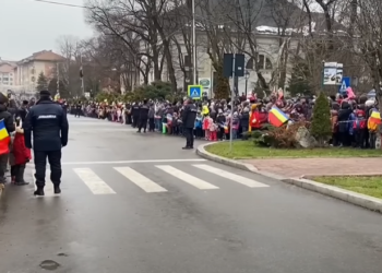 Parada militară din Suceava, o dezamăgire pentru publicul de toate vârstele. Cetățeană, în timpul defilării politicienilor suceveni: ”Vai de steaua noastră”