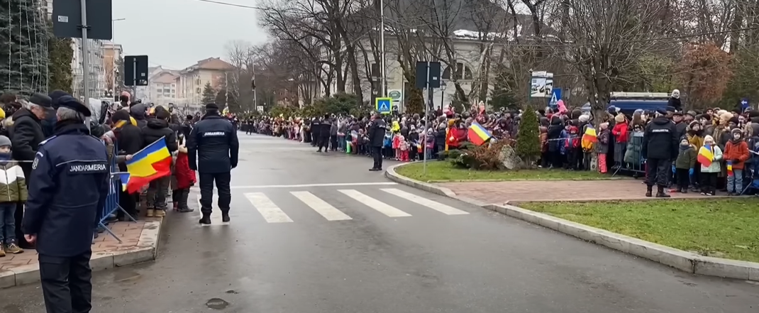 Parada militară din Suceava, o dezamăgire pentru publicul de toate vârstele. Cetățeană, în timpul defilării politicienilor suceveni: ”Vai de steaua noastră”