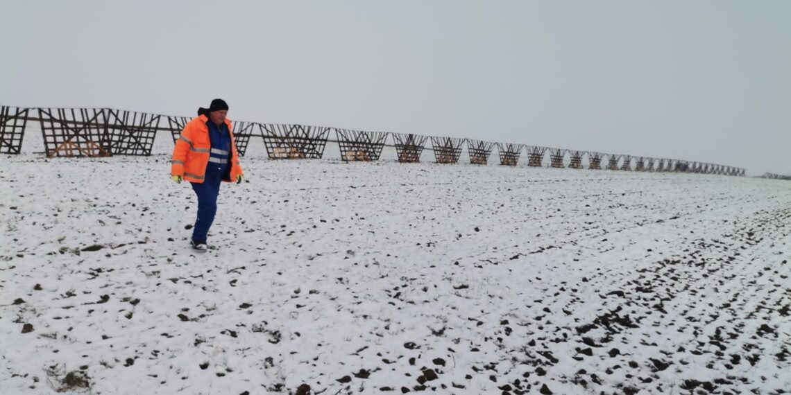Drumarii montează 13.500 de metri liniari de parazăpezi în zona drumului E85, unde sunt cozi kilometrice de camioane