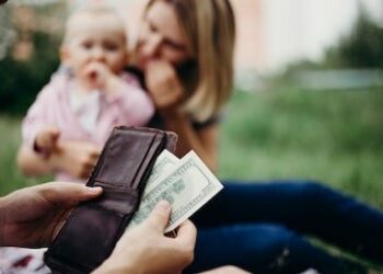 Șase luni de închisoare cu suspendare pentru un individ care nu a mai plătit de vreo doi ani pensia de întreținere pentru copilul lui