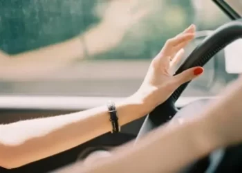 O tânără s-a pricopsit cu un dosar penal și o amendă de peste 2.000 de lei, după ce a fost prinsă conducând cu viteză o dubă prin Horodnic de Sus