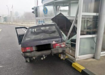 O ucraineancă a încurcat frâna cu accelerația și s-a oprit cu mașina într-o tonetă de control din Vama Vicovu de Sus