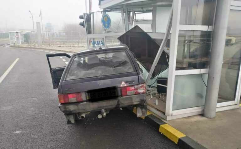 O ucraineancă a încurcat frâna cu accelerația și s-a oprit cu mașina într-o tonetă de control din Vama Vicovu de Sus