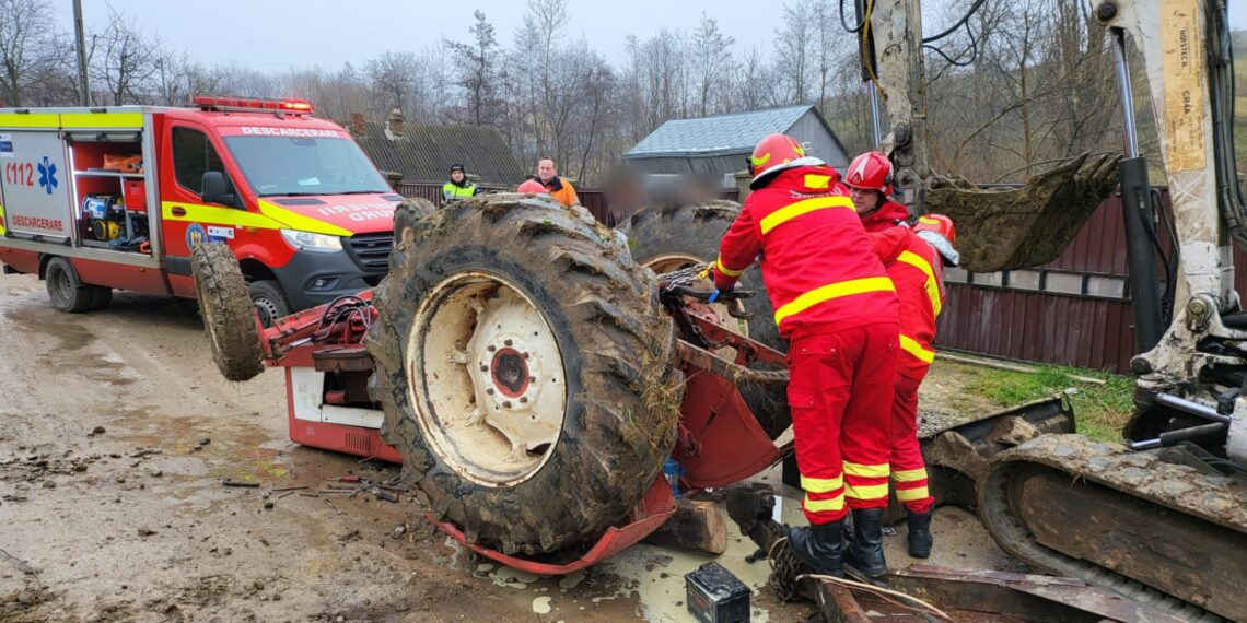 VIDEO Tractor răsturnat peste un tânăr de 23 de ani, în Burdujeni-Sat. Pompierii militari au salvat victima
