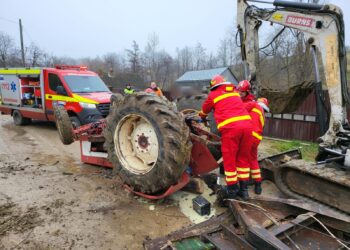 VIDEO Tractor răsturnat peste un tânăr de 23 de ani, în Burdujeni-Sat. Pompierii militari au salvat victima