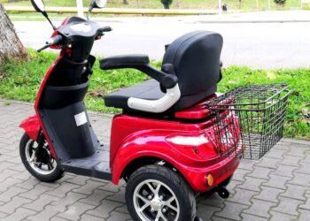 Un bătrân a ajuns la spital cu mai multe fracturi, după ce a fost lovit de o mașină. Acesta se deplasa pe o tricicletă electrică