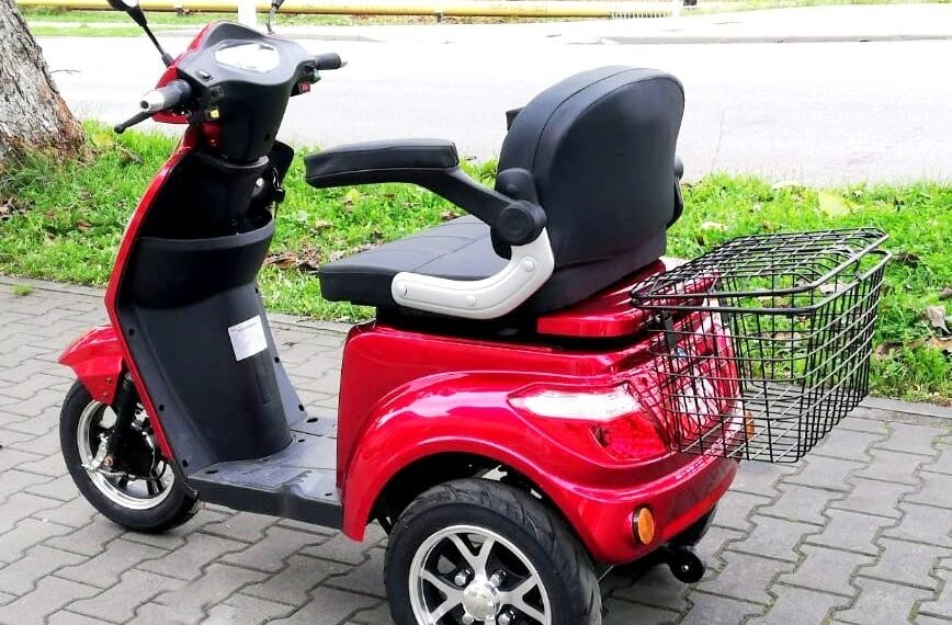 Un bătrân a ajuns la spital cu mai multe fracturi, după ce a fost lovit de o mașină. Acesta se deplasa pe o tricicletă electrică