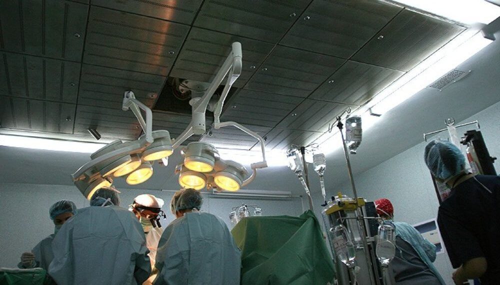 Medicii ieșeni au reușit să replanteze piciorul adolescentului călcat de tren în centrul localității Vatra Dornei. Intervenția a durat 13 ore