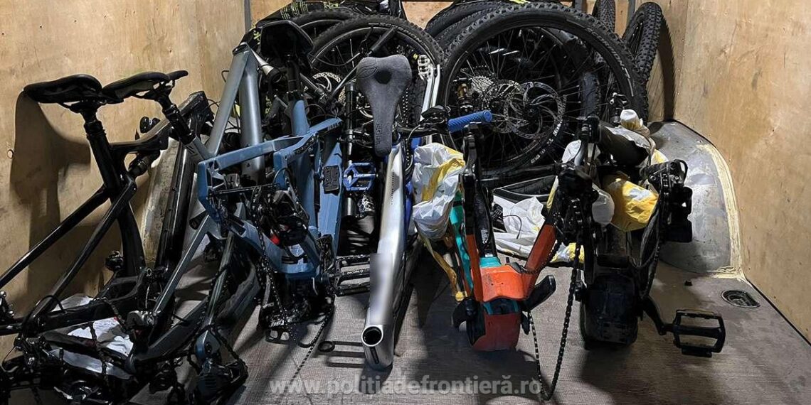 Șase biciclete în valoare de 150.000 de lei, furate din Elveția, descoperite într-un microbuz în PFT Siret