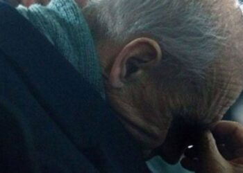 Un bărbat din Ostra a fost evacuat din casă în care locuiește cu bunicii, după ce și-a luat bunicul la pumni. Cinci zile individul trebuie să stea departe de victimă