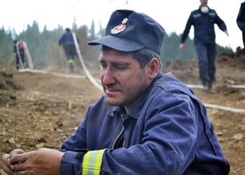 AJUTĂ ȘI TU! Soția unuia dintre cei mai dedicați pompieri militari suceveni, profesoară la o școală din Plopeni, mamă a patru copii, este grav bolnavă. Aceasta are nevoie urgentă de tratament în străinătate