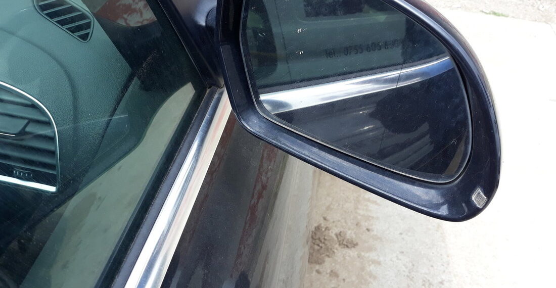 Dosar penal întocmit de polițiști, după ce un pieton beat a fost lovit de oglinda unei mașini, iar pe urmă a căzut în șanț. Victima s-a dus la spital după ce s-a dezmeticit