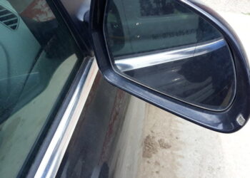Dosar penal întocmit de polițiști, după ce un pieton beat a fost lovit de oglinda unei mașini, iar pe urmă a căzut în șanț. Victima s-a dus la spital după ce s-a dezmeticit