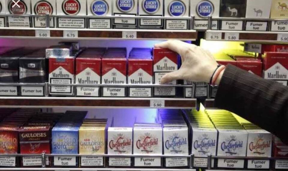 Bărbat reținut pentru 24 de ore, după ce a spart un magazin și a furat 80 de pachete cu țigări