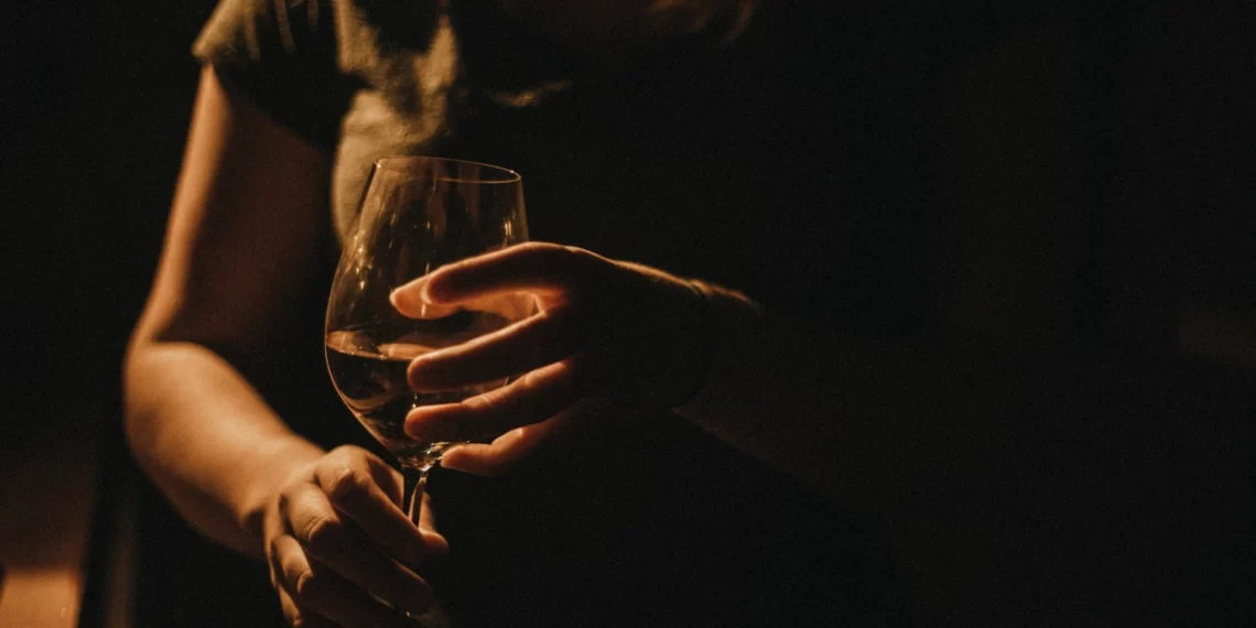 O femeie s-a obișnuit să-și reclame fostul soț la Poliție, după ce se îmbată. Aceasta locuiește cu un alt bărbat