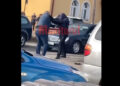 VIDEO Bătaie între doi tați, în fața unei școli din comuna Botoșana. Bărbații și-au împărțit pumni și picioare, după ce s-au certat pe tema noii învățătoare a copiilor lor