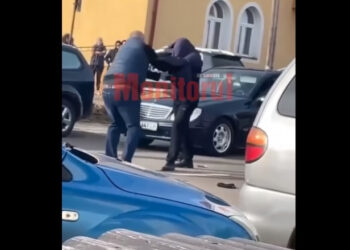 VIDEO Bătaie între doi tați, în fața unei școli din comuna Botoșana. Bărbații și-au împărțit pumni și picioare, după ce s-au certat pe tema noii învățătoare a copiilor lor