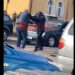 VIDEO Bătaie între doi tați, în fața unei școli din comuna Botoșana. Bărbații și-au împărțit pumni și picioare, după ce s-au certat pe tema noii învățătoare a copiilor lor