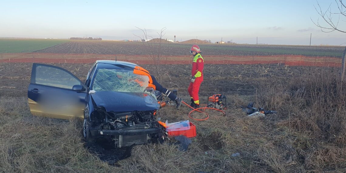 VIDEO Accident rutier pe raza localității Dumbrăveni, provocat de un bătrân din Botoșani care a pătruns pe contrasens. Trei persoane au fost rănite