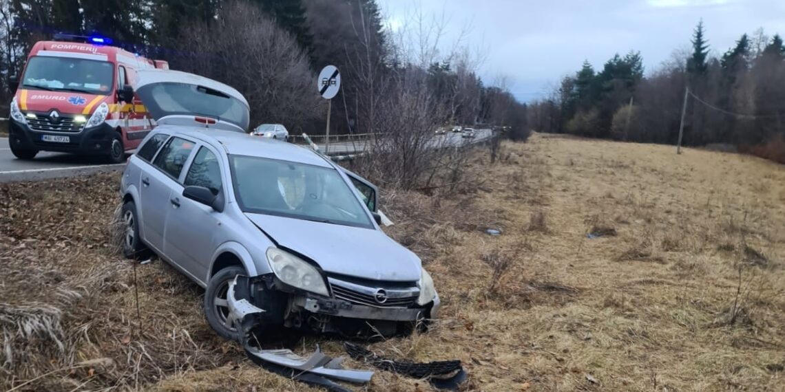 FOTO Două persoane au ajuns la spital, după ce autoturismul în care se aflau a ieșit în afara drumului, între localitățile Ilișești și Păltinoasa