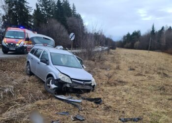 FOTO Două persoane au ajuns la spital, după ce autoturismul în care se aflau a ieșit în afara drumului, între localitățile Ilișești și Păltinoasa