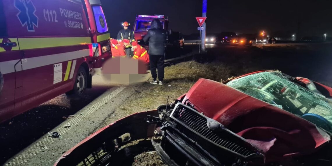 FOTO Un tânăr de 21 de ani și-a pierdut viața, după ce mașina în care se afla a ieșit în afara părții carosabile de pe strada 1 Mai din Rădăuți