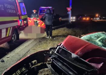 FOTO Un tânăr de 21 de ani și-a pierdut viața, după ce mașina în care se afla a ieșit în afara părții carosabile de pe strada 1 Mai din Rădăuți