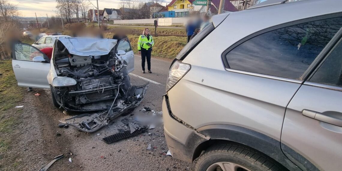 FOTO Accident rutier între două autoturisme pe raza localității Todirești. Două persoane au fost transportate la spital