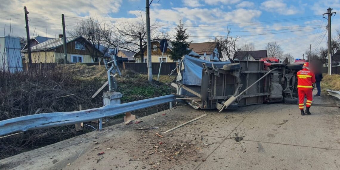 FOTO Coliziune între un tren și o autoutilitară pe raza localității Stroiești. Nicio persoană nu a necesitat îngrijiri medicale
