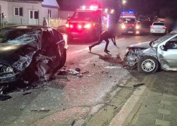 FOTO Accident cu două mașini pe raza localității Verești