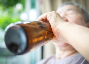O femeie care a turnat alcool în ea până și-a pierdut cunoștința a acuzat-o pe o vecină că ar fi bătut-o, după ce au băut cot la cot