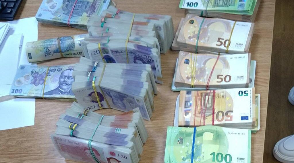 Polițiștii de frontieră din Siret au depistat o șoferiță care avea asupra sa 30.000 de lire sterline, 60.000 de euro și peste 25.000 de lei pe care nu i-a declarat în vamă