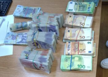 Polițiștii de frontieră din Siret au depistat o șoferiță care avea asupra sa 30.000 de lire sterline, 60.000 de euro și peste 25.000 de lei pe care nu i-a declarat în vamă