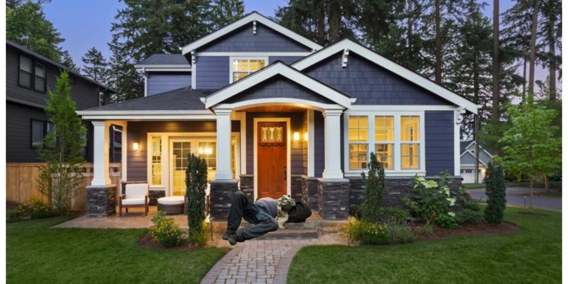 O suceveancă s-a trezit cu un bărbat beat, care sforăia lângă pragul ușii sale. Polițiștii au întocmit un dosar penal pentru violare de domiciliu