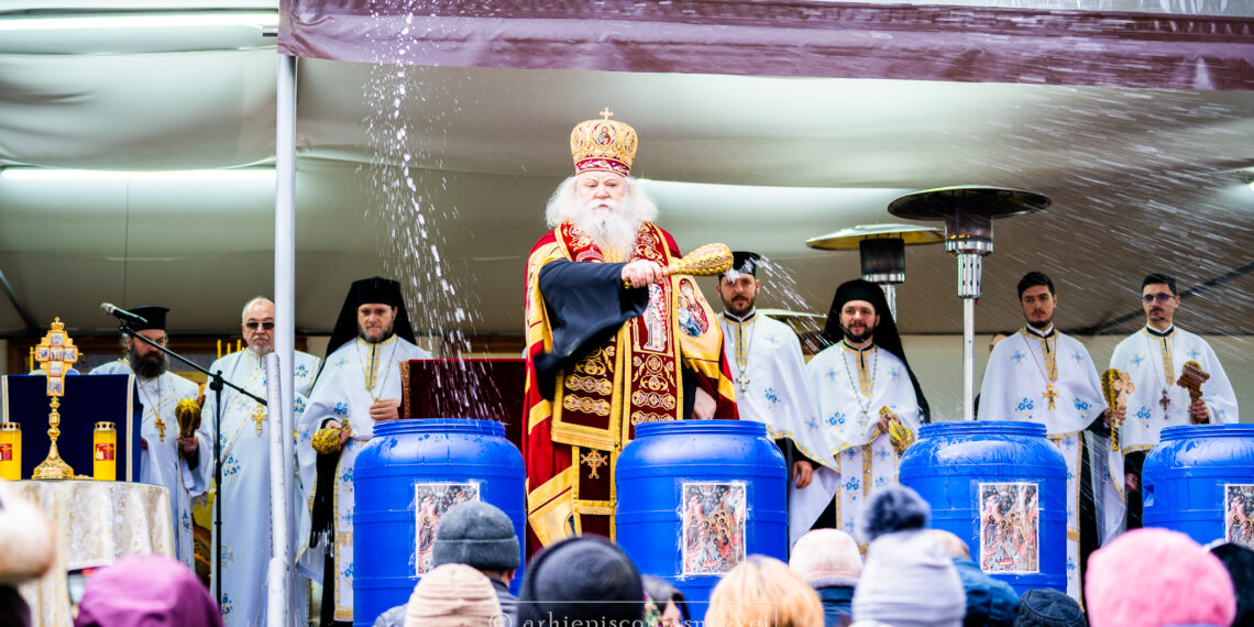 Sute de credincioși au fost prezenți în curtea Mănăstirii ”Sfântul Ioan cel Nou” Suceava, la slujba de Bobotează