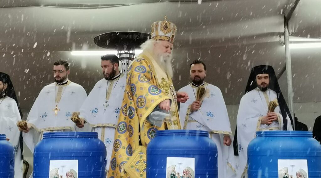Credincioșii nu au motiv de îmbrânceală, de Bobotează. Arhiepiscopia Sucevei și Rădăuților va împărți 12.000 de sticle cu Agheasmă Mare