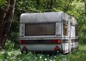 Un bărbat a fost găsit mort într-o rulotă din Șaru Dornei