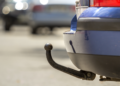 Un tânăr de 24 de ani a ajuns la spital, după ce s-a urcat pe cuiul de tractare al autoturismului unui prieten pentru a fi plimbat. După circa 50 de metri, individul  a ”mușcat” din carosabil