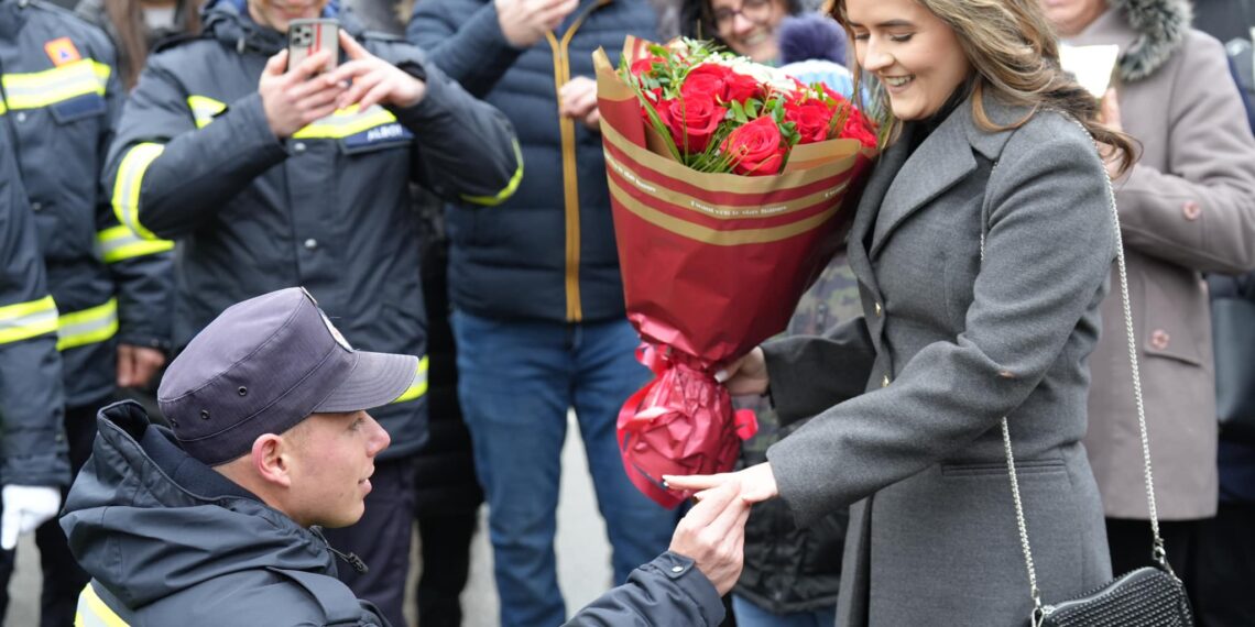 Un viitor soldat gradat profesionist sucevean și-a cerut iubita de soție la depunerea jurământului militar