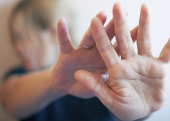 Ordin de protecție provizoriu împotriva unui bărbat care și-a lovit soția și copilul de trei ani