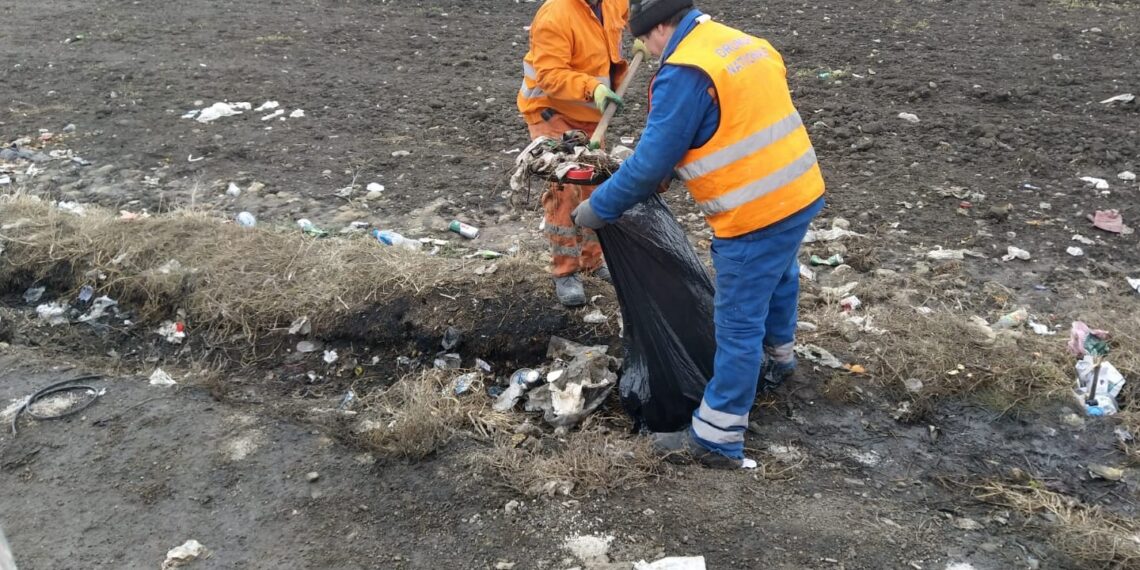 DRDP Iași a strâns o parte din gunoaiele TIR-iștilor care au stat în coloana de camioane spre Vama Siret. S-au adunat șapte tone de deșeuri pe o distanță de șase kilometri