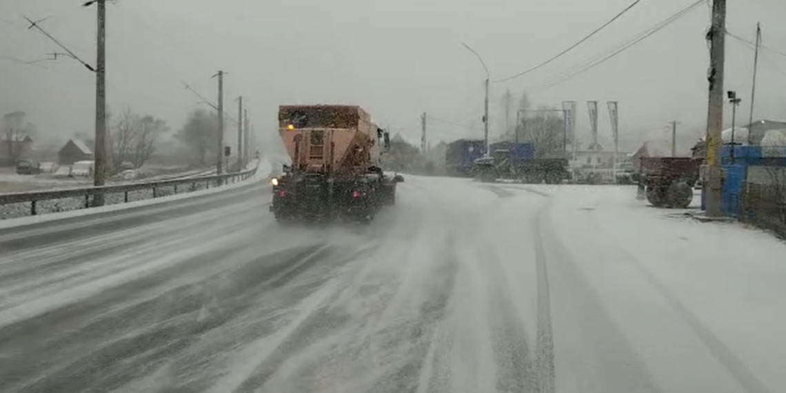 Drumarii acționează în permanență de drumurile din Suceava: ”Se acționează permanent cu 15 utilaje echipate cu lamă și răspânditor, fiind răspândite circa 150 tone material antiderapant”