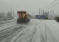 Drumarii acționează în permanență de drumurile din Suceava: ”Se acționează permanent cu 15 utilaje echipate cu lamă și răspânditor, fiind răspândite circa 150 tone material antiderapant”